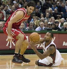 火箭戰(zhàn)雄鹿組圖 阿聯(lián)撞上姚明墻 麥迪狂突狀元