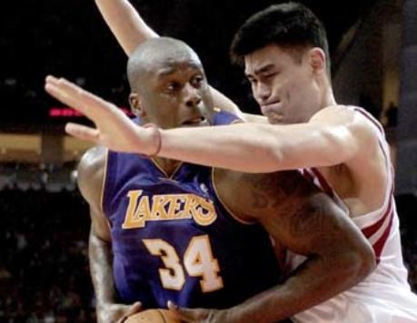 能硬扛巨人奧尼爾的球員當中,姚明憋著一口氣,薩博尼斯 小鯊魚也敢亂撞