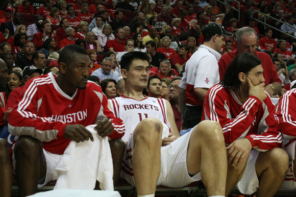 圖文-姚明因傷告別本賽季 姚明膝蓋有明顯淤血_籃球-NBA_NIKE新浪競技風暴_新浪網