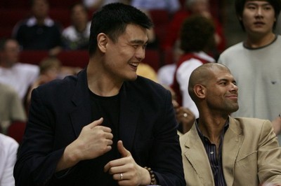 圖文-[常規賽]爵士VS火箭 姚明與巴蒂爾開心暢談_籃球-NBA_NIKE新浪競技風暴_新浪網