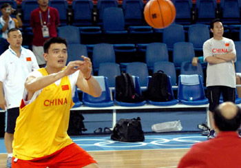 姚明現身雅典首次訓練