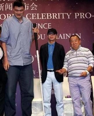 跟姚明合影什么感覺,馬云最萌身高差,劉德華帥氣逼人