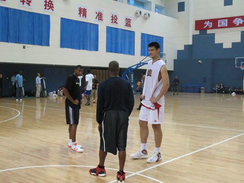 03一代再離開一位 和姚明私交甚篤的總冠軍后衛退役 德安東尼助他起飛