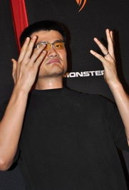 姚明代言賺錢忙的不亦樂乎 遇美女滿頭大汗