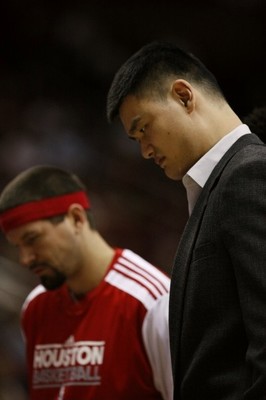 [常規賽]小牛vs火箭 姚明與隊友聽戰術安排