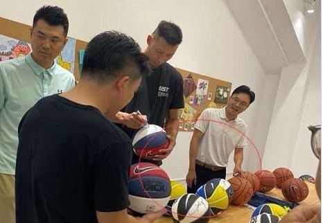 國足已穿耐克球衣比賽,郭艾倫卻只穿襪子訓(xùn)練,姚明不要再沉默了