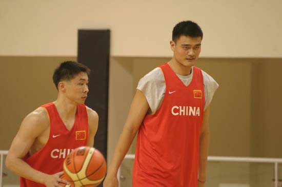 圖文-中國男籃多哈首次訓(xùn)練 姚明張勁松一起訓(xùn)練