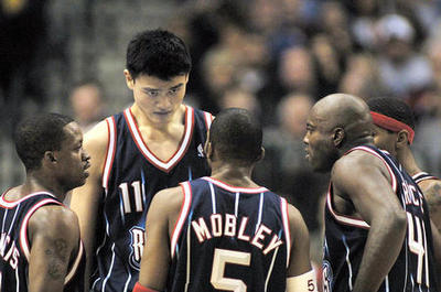 NBA-火箭90-103小牛 姚明和隊友商量戰(zhàn)術(圖文)