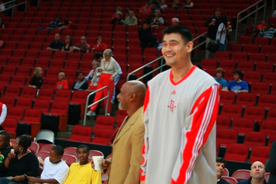 圖文:[NBA]火箭VS國王 姚明憨笑