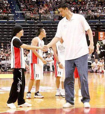 周杰倫坐著與姚明合影,網友調侃:只矮半個頭,杰倫身高2米?