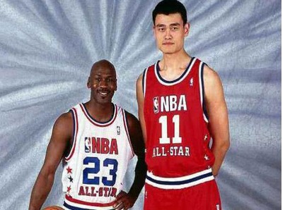 美媒曬姚明與眾球星合影,艾弗森像小學生,喬丹氣場也被壓過!