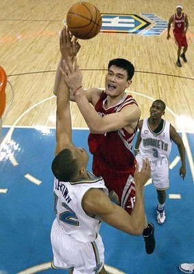 圖文-[NBA]火箭93-92勝黃蜂 姚明強(qiáng)攻不懼防守_籃球-NBA_NIKE新浪競(jìng)技風(fēng)暴