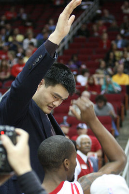 圖文-姚明現場助威火箭戰老鷹 姚明與隊友擊掌_籃球-NBA_NIKE新浪競技風暴_新浪網