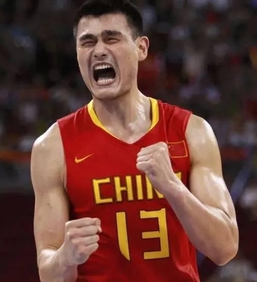 要說13格,奧迪A6不及它!看看姚明紀錄片,GET后選臺車吧