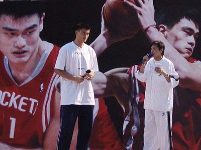 圖文-小巨人姚明上海迎來客人 主持人提問姚明_籃球-NBA_NIKE新浪競技風暴_新浪網