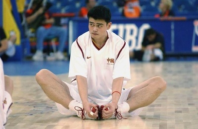 2002年姚明世錦賽首戰被嘲,可最后他卻用38分13板8帽回應