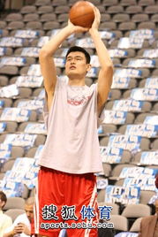 nba組圖 火箭戰小牛賽前 姚明帥氣英姿受追捧