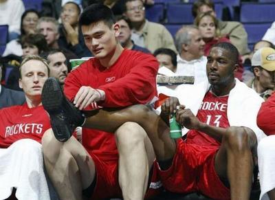 當年將腳放在姚明身上,示意讓姚明系鞋帶的美國運動員,后來如何