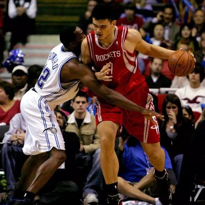 吃飯睡覺打魔獸!盤點姚明和霍華德的交手,用吊打形容真不過分!