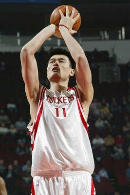 2002年的今天,姚明被火箭隊選為狀元正式登陸NBA