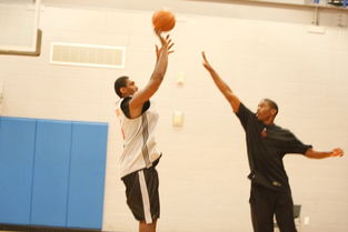 火箭刻苦訓(xùn)練揮汗如雨 阿泰出手難被蓋帽