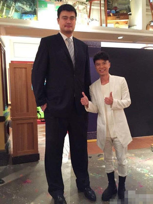 巨星與巨人?李克勤姚明合影 身高差萌萌噠