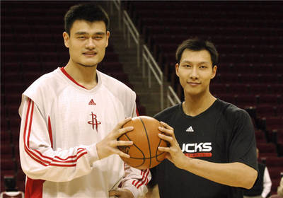 姚明在NBA比賽時被人隔扣,小斯還對他怒吼,原因是什么?