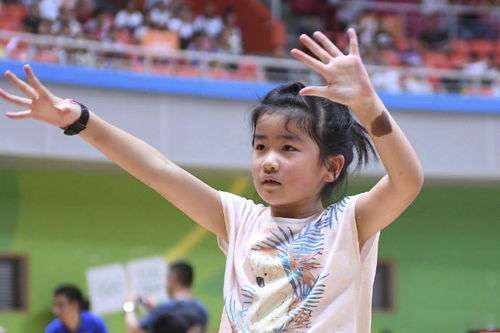 組圖 姚明7歲女兒賽場試身手 投球控球有模有樣