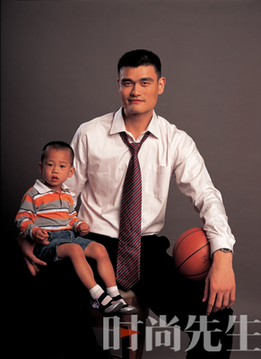 姚明在父母面前顯溫情一面 零距離展現(xiàn)巨人時刻