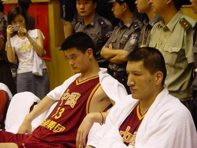 圖文-中國男籃97-75澳洲老虎 姚明巴特爾嚴陣以待_籃球-CBA_NIKE新浪競技風暴_新浪網