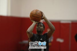 火箭備戰凱爾特人 布魯克斯練習投籃