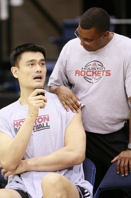 圖文-火箭隊備戰首場季前賽 體能師詢問姚明狀況_籃球-NBA_新浪競技風暴_新浪網