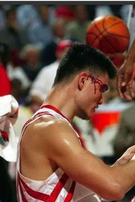 姚明NBA唯一仇敵,故意肘擊姚明,姚明痛斥:小人!