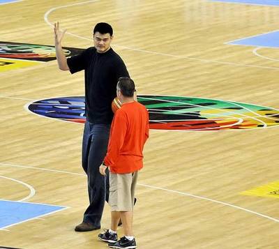 組圖:姚明探班男籃 與鄧華德聊亞錦賽表情嚴肅