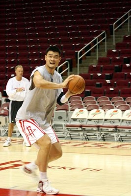 圖文:火箭主場首戰賽前苦練 姚明傳球有一手