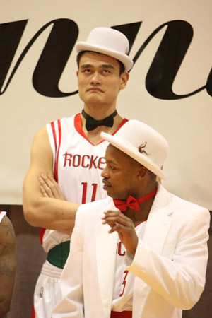 火箭隊(duì)最搞笑扮相獎(jiǎng)中國(guó)制造 燕尾服姚明只為慈善