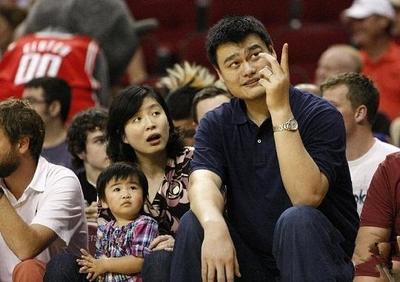 姚明7歲女兒近照引熱議 身高近1米6，心形胎記惹眼，美國(guó)籍身份惹爭(zhēng)議