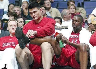 NBA正在消失的文化 姚明系鞋帶與詹姆斯拎球鞋的溫暖記憶