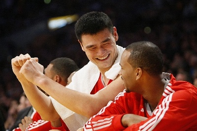 姚明巔峰對決，火箭揭幕戰(zhàn)獨(dú)挑科比加索爾