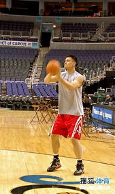 姚明信心十足，與范甘迪難舍難分——火箭戰(zhàn)勝奇才精彩回顧